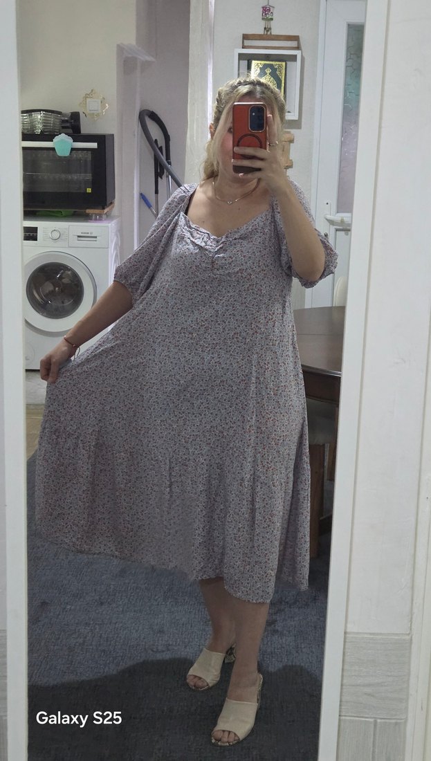 Turuncu Çiçekli Mavi Elbise - Görsel 3