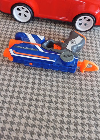 Kırmızı Oyuncak Araba ve nörf tabanca - Görsel 4