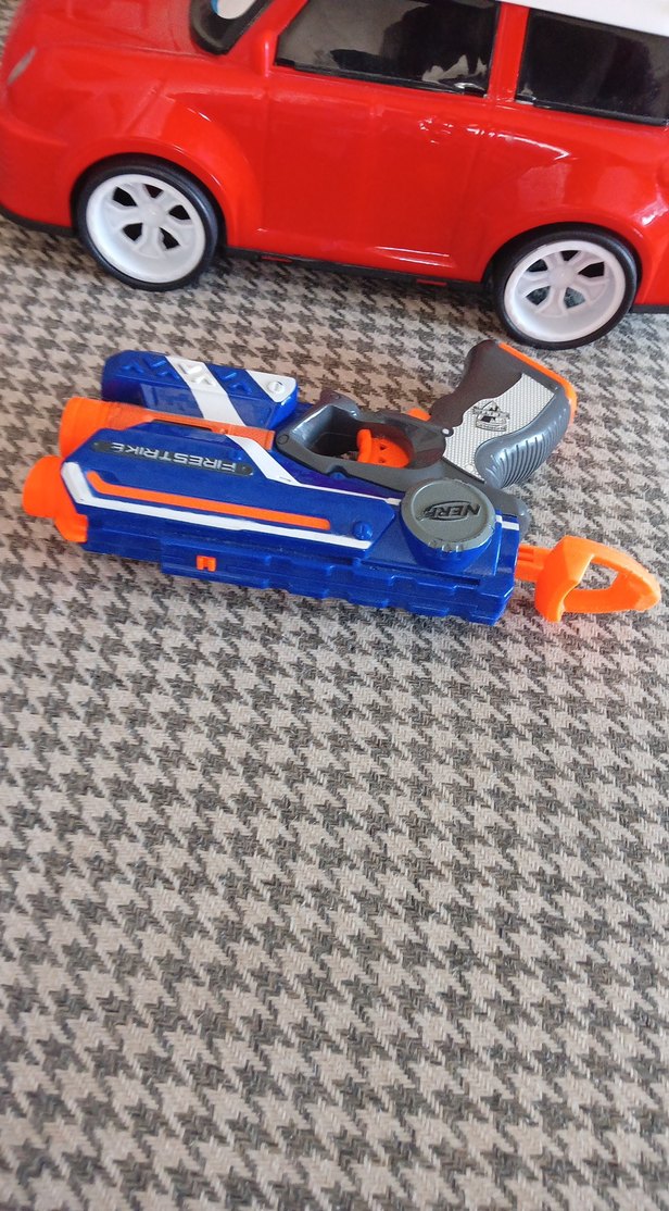 Kırmızı Oyuncak Araba ve nörf tabanca - Görsel 4