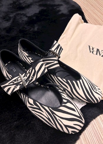 41 Beden beyaz Renk Zebra Desenli Tokalı Kadın Düz Ayakkabı