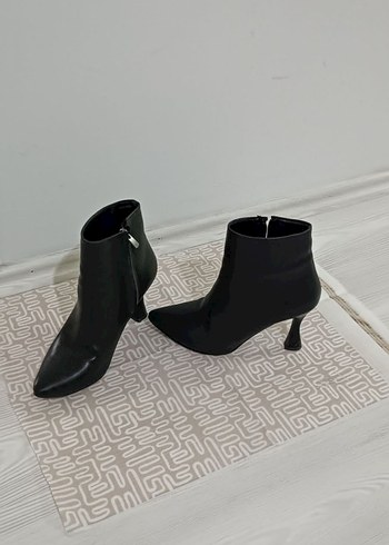 Siyah Topuklu Kadın Bot - Görsel 3