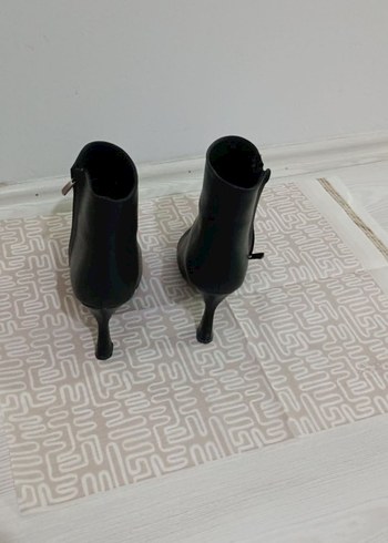 Siyah Topuklu Kadın Bot - Görsel 4