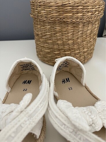 22 Beden beyaz Renk H&M Kız bebek sandelet