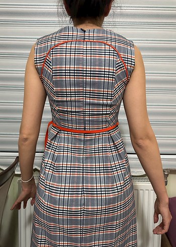 V Yaka Pilili Gri Ekose Midi Elbise - Görsel 3