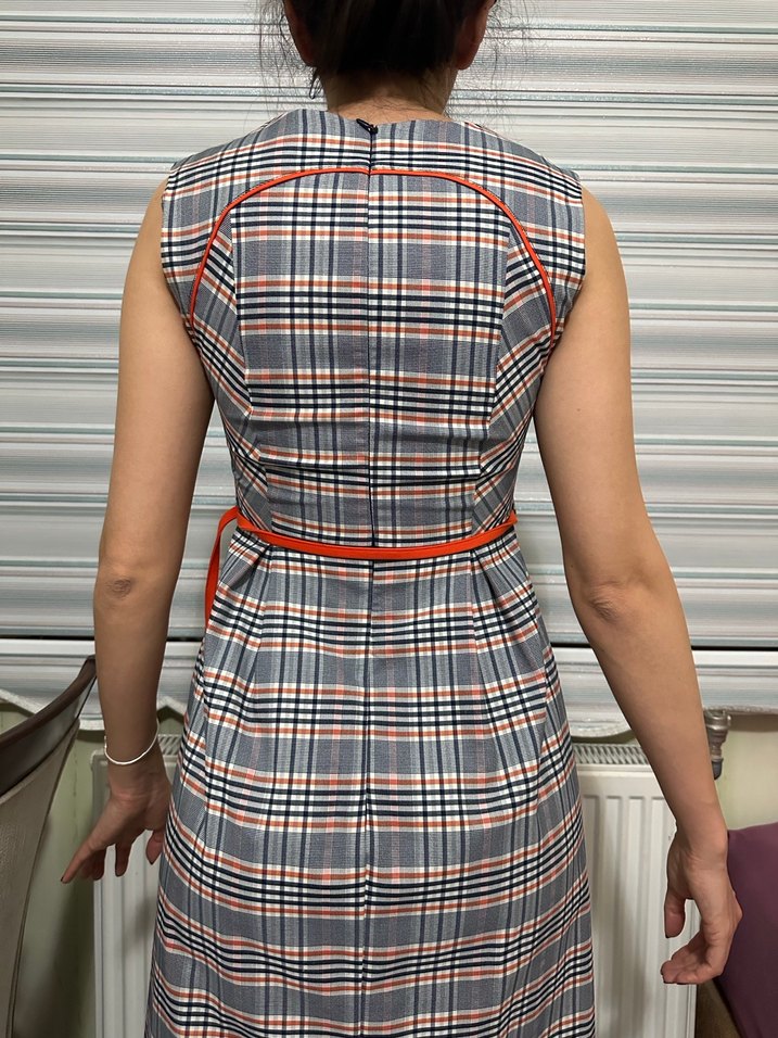 V Yaka Pilili Gri Ekose Midi Elbise - Görsel 3