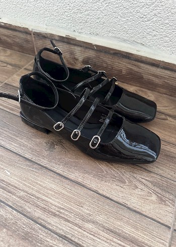 37 Beden Siyah Rugan Stradivarius Tokalı Kadın Babet
