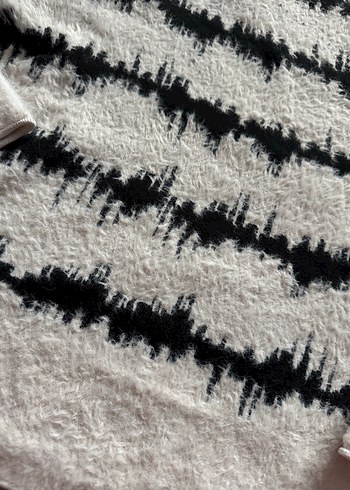 Gri Beyaz Zebra Desenli Örgü Kadın Kazak - Görsel 2