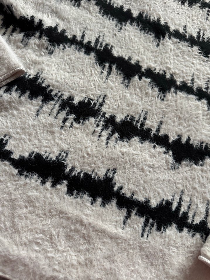 Gri Beyaz Zebra Desenli Örgü Kadın Kazak - Görsel 2