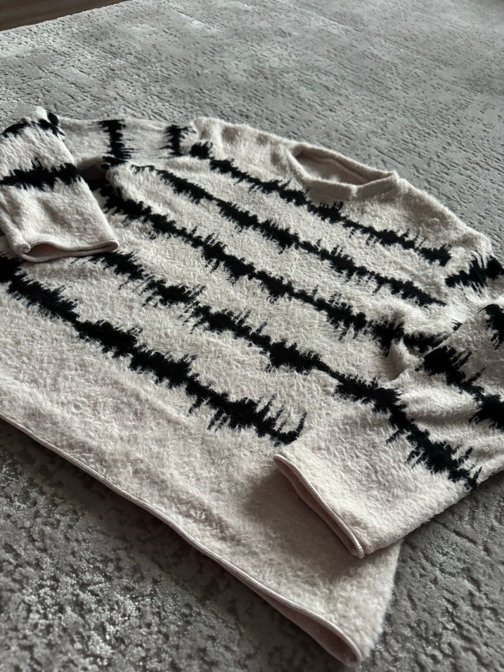 Gri Beyaz Zebra Desenli Örgü Kadın Kazak - Görsel 3