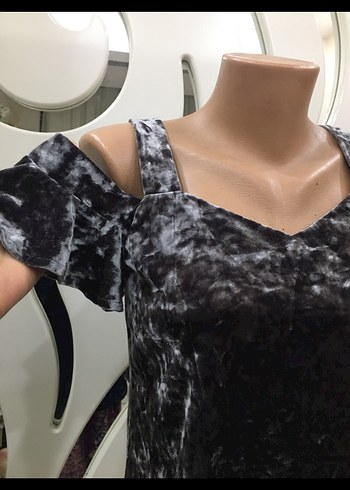 Gri Batik Desenli Omuzları Açık Bluz - Görsel 2