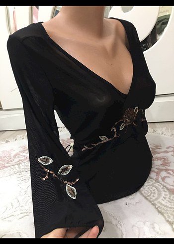 İnce İşlemeli Siyah V Yaka Uzun Kollu Bluz - Görsel 2