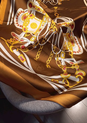 Zincir Detaylı Kahverengi İpek şal - Görsel 3