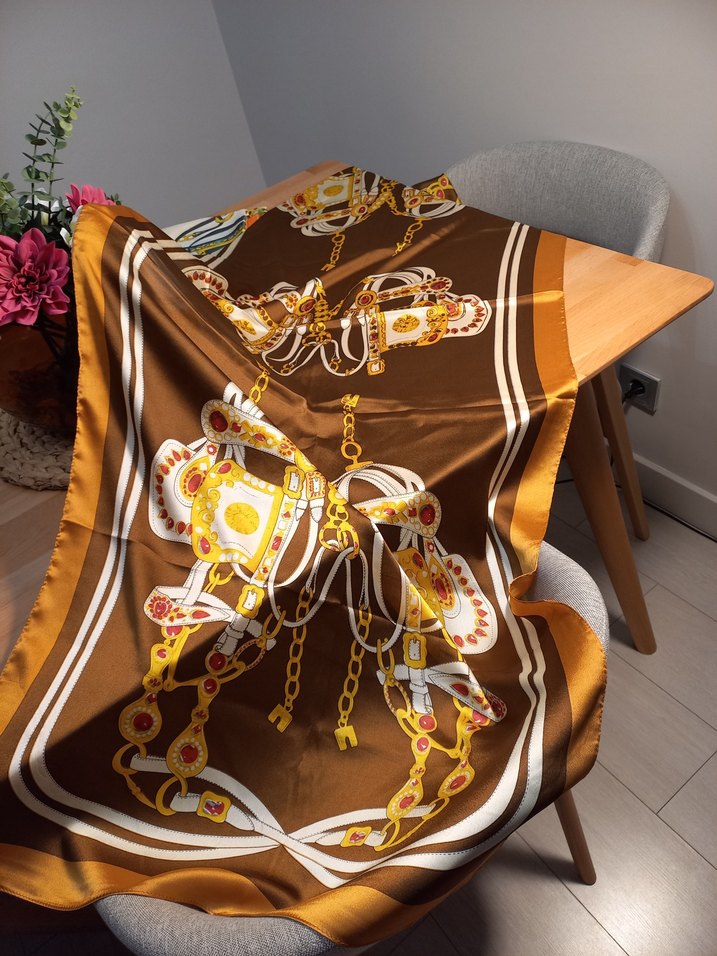 Zincir Detaylı Kahverengi İpek şal - Görsel 2