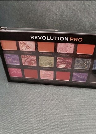 Revolution far paleti