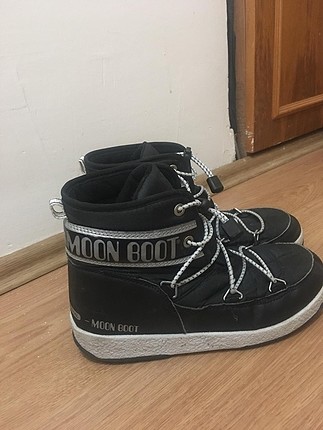 Moon boot orjinaldir 35 numaradır ama 36 da giyebilir