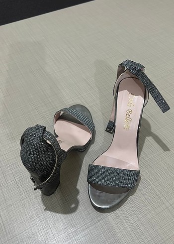 Abiye Gri Desenli Tokalı Topuklu Kadın Ayakkabı