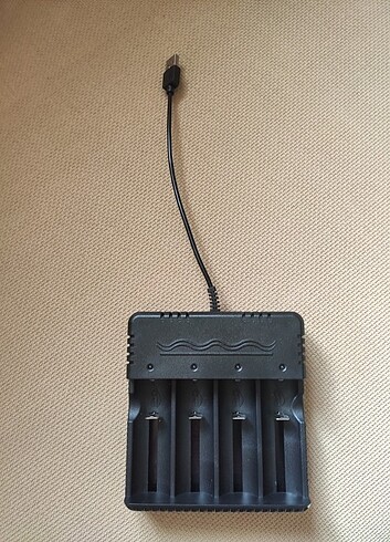 Dörtlü 3.7 v pil şarj aleti