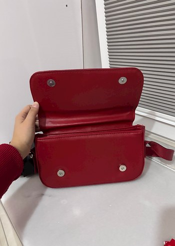 Kırmızı Deri Tokalı Kadın Çanta