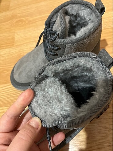Ugg bağcıklı bot