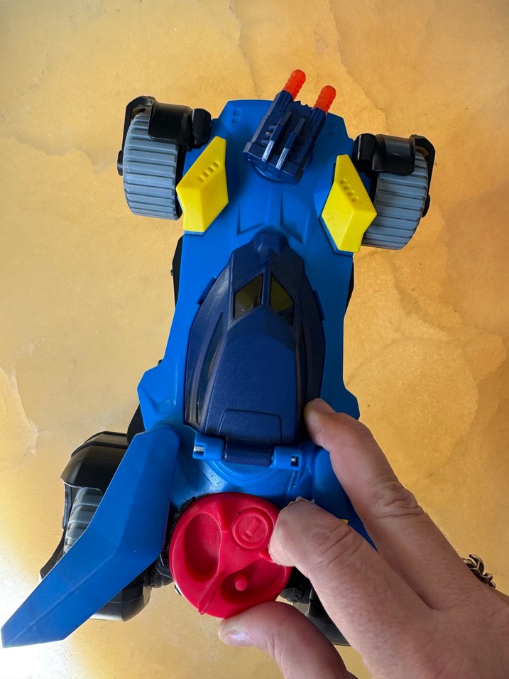 Mavi ve Sarı Geleceğin Oyuncak Aracı batman — görsel 7/7