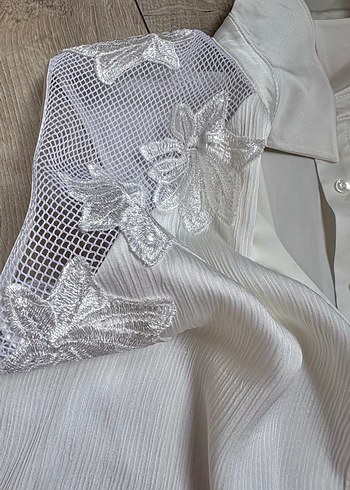 Düğmeli V Yakalı İşlemeli Beyaz Kadın Gömlek - Görsel 5