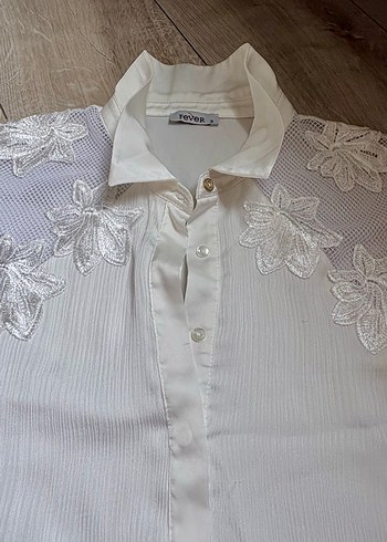 Düğmeli V Yakalı İşlemeli Beyaz Kadın Gömlek - Görsel 4