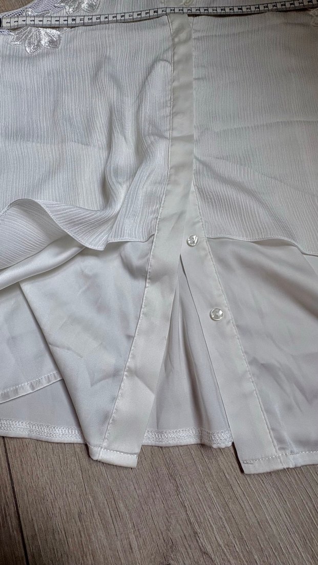 Düğmeli V Yakalı İşlemeli Beyaz Kadın Gömlek - Görsel 2