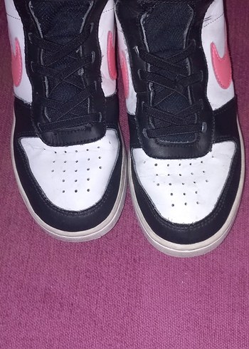 Pembe Detaylı Siyah Beyaz Spor Ayakkabı