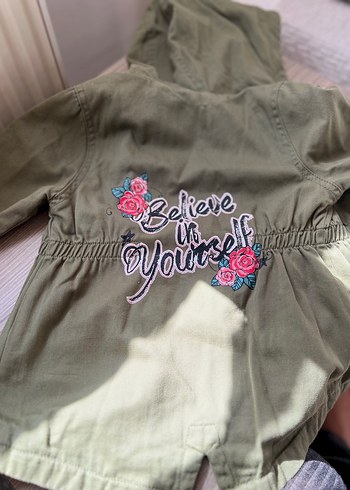 Nakışlı Düğmeli Kız Çocuk Kapüşonlu Mont - Görsel 5