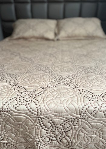 Kahverengi Nakışlı Yatak Örtüsü - Görsel 3