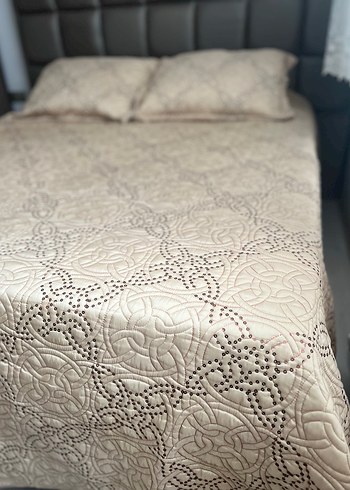 Kahverengi Nakışlı Yatak Örtüsü - Görsel 4