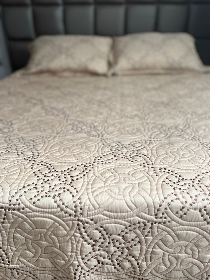 Kahverengi Nakışlı Yatak Örtüsü - Görsel 3