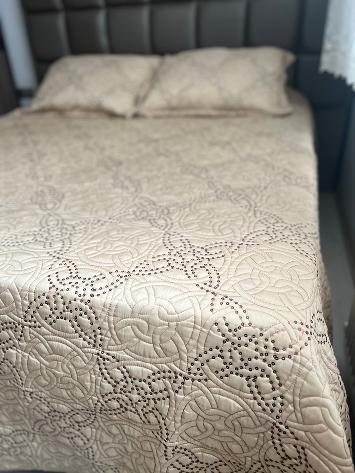 Kahverengi Nakışlı Yatak Örtüsü - Görsel 4
