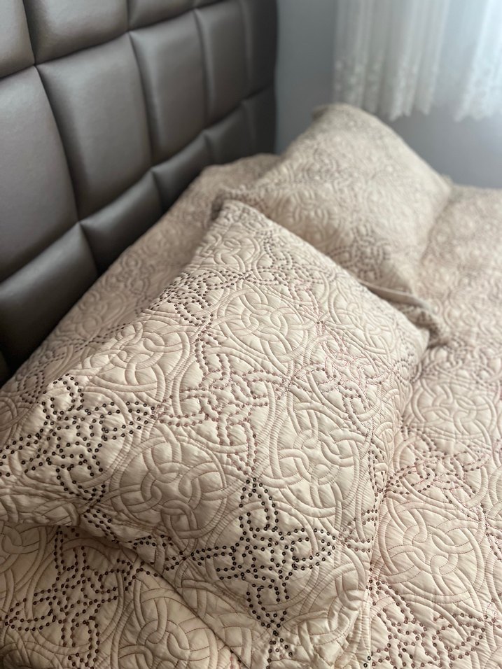 Kahverengi Nakışlı Yatak Örtüsü - Görsel 5