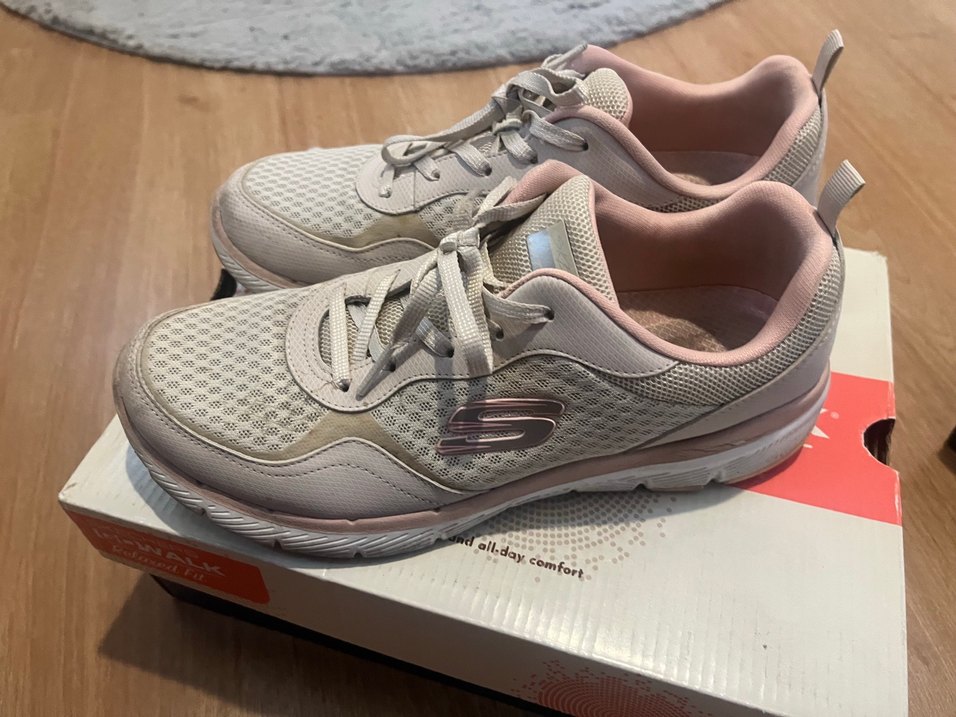 Gri Beyaz Dolgu Topuklu Bağcıklı Kadın Spor Ayakkabı scekhers ma - Görsel 4