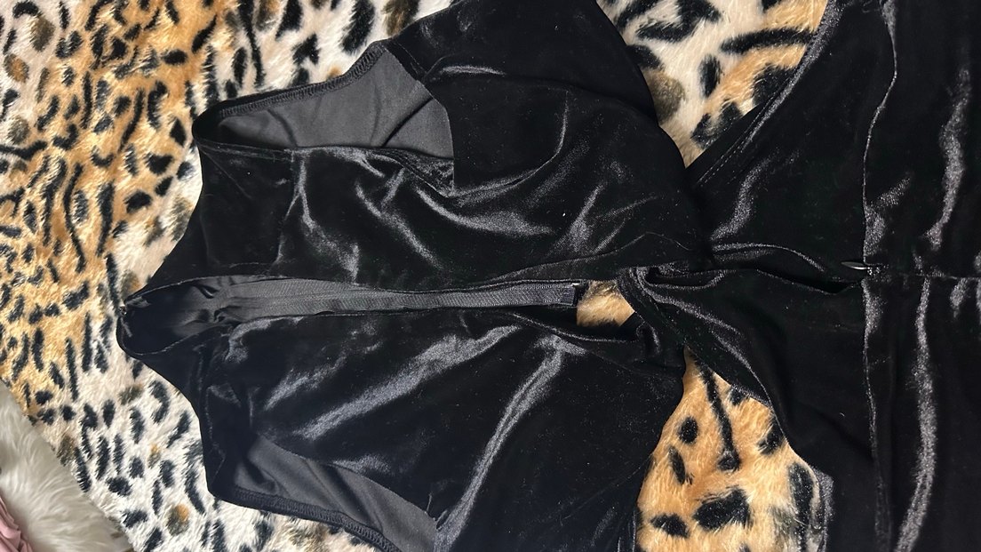 Siyah Uzun kadın dekolte kadife tulum - Görsel 3