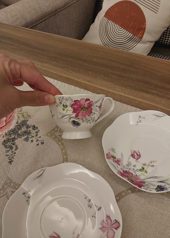  Beden beyaz Renk Çiçek Desenli Beyaz Porselen Fincan ve Tabağı