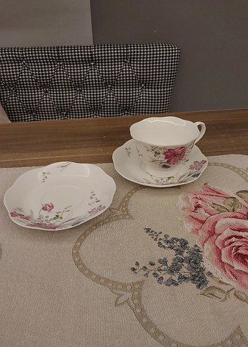English Home Çiçek Desenli Beyaz Porselen Fincan ve Tabağı