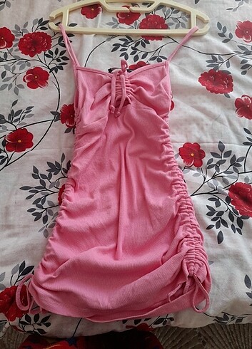 Pembe kısa elbise