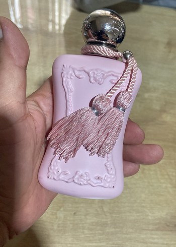 Diğer Pembe Kadın Parfüm Şişesi