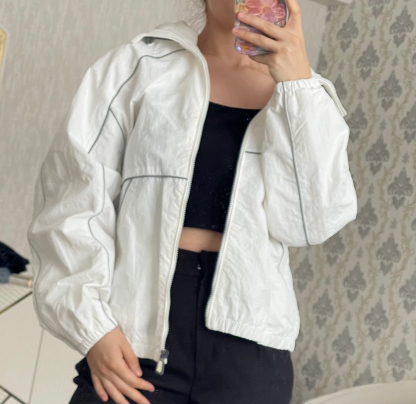 Beyaz Kapüşonlu Rahat Kesim Ceket yağmurluk - Görsel 4