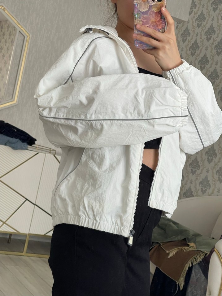 Beyaz Kapüşonlu Rahat Kesim Ceket yağmurluk - Görsel 3