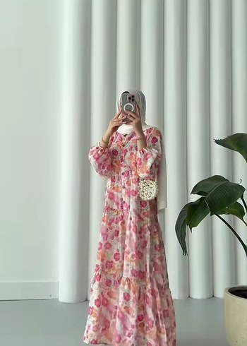 Pembe çiçekli elbise daha hiç giyilmedi.38-40 bedene Olur