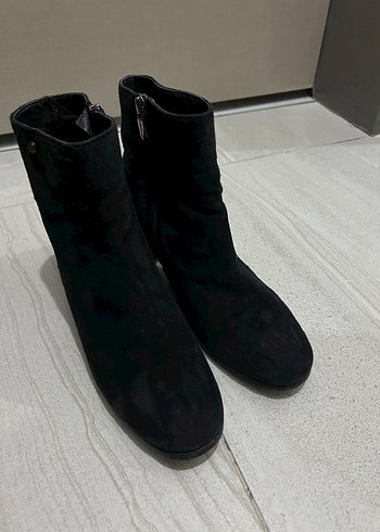 38 Beden Kemal Tanca Siyah Süet Tokalı Kadın Bot