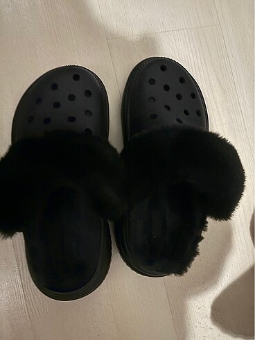 Crocs stomp tüylü terlik