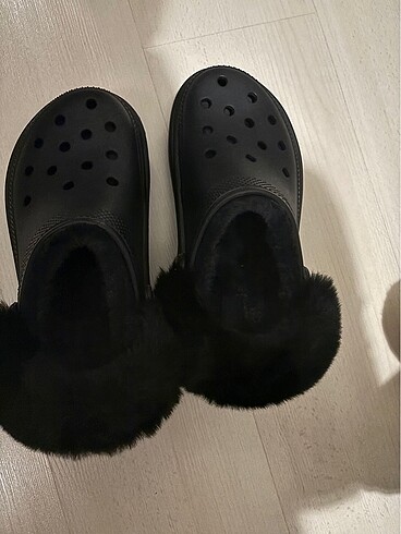 Crocs Crocs stomp tüylü terlik