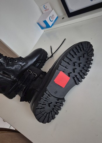 Siyah Bağcıklı  Bot - Görsel 4