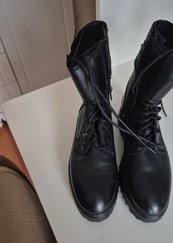 Siyah Bağcıklı  Bot - Görsel 2