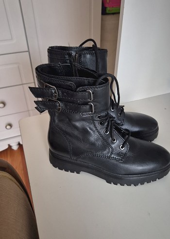 Siyah Bağcıklı  Bot - Görsel 3