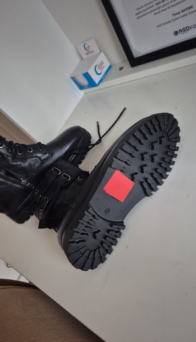 Siyah Bağcıklı  Bot - Görsel 4